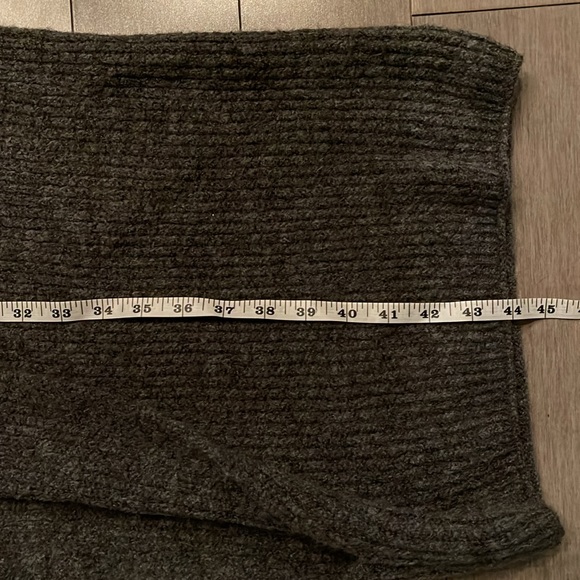 Do Everything In Love Grey Cropped Poncho. One Size - Picture 9 of 13